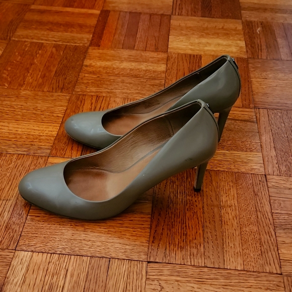 Coach patent leather taupe pumps 8.5b - Picture 2 of 5